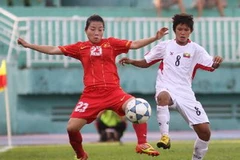 Một pha tranh bóng giữa cầu thủ hai đội. (Ảnh: Quang Nhựt/TTXVN)