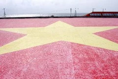 Lá cờ Tổ quốc làm bằng gốm trên nóc nhà văn hóa của đảo Trường Sa lớn. (Ảnh: Trần Việt/TTXVN)