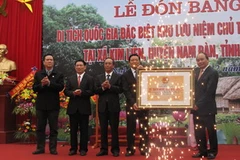 Phó Thủ tướng Nguyễn Xuân Phúc trao bằng xếp hạng Khu lưu niệm Chủ tịch hồ Chí Minh là Di tích Quốc gia đặc biệt cho Lãnh đạo tỉnh Nghệ An.(Nguồn: Nguyễn Văn Nhật/TTXVN)