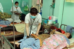 Điều trị cho bệnh nhân đái tháo đường. (Ảnh: TTXVN)