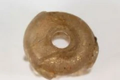 Một hạt trang sức bằng thủy tinh. (Ảnh: AFP)