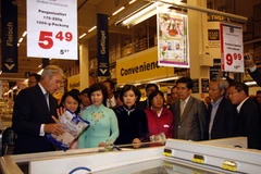 Tổng giám đốc tập đoàn Metro Muller giới thiệu với các vị khách quý về sản phẩm cá basa Việt Nam siêu thị Metro ở Berlin. (Ảnh: Văn Long-Thanh Hải/Berlin)