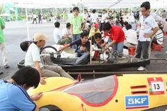 Các đội đang chuẩn bị phần thi cho xe tự chế năm 2011. (Ảnh: Văn Xuyên/Vietnam+)