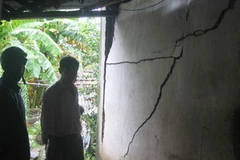 Nứt đất kéo theo các tường nhà bắt đầu bị nứt. (Nguồn: Tuổi trẻ)