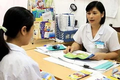 Tư vấn và điều trị dự phòng cho trẻ sinh ra từ bà mẹ nhiễm HIV. (Ảnh: Dương Ngọc/TTXVN)