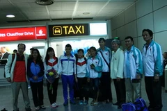 5 vận động viên Việt Nam và các huấn luyện viên trong đoàn. (Ảnh: Ngân Bình/Vietnam+)