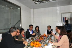 Tổng Lãnh sự Nguyễn Thị Nhã (phải) làm việc với lãnh đạo Hiệp Hội Môi giới Lao động Nước ngoài tại Macau. (Nguồn: Hà Ngọc/Vietnam+)