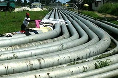 Các phần tử tội phạm thường khoan các đường ống dẫn dầu để hút trộm. (Ảnh: wphr.org)