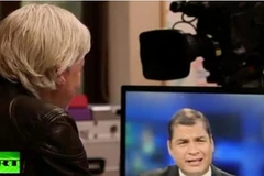 Tổng thống Ecuador Rafael Correa phỏng vấn từ xa ông Assange. (Nguồn: Internet)