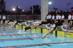 Các vận động viên nữ tranh tài chung kết nội dung 800m vòi hơi chân vịt. (Ảnh: Trần Lê Lâm/TTXVN)