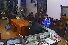 Hung thủ đứng trò chuyện với bà chủ tiệm vàng trước khi ra tay sát hại. (Ảnh chụp từ video)