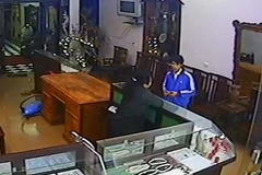 Hung thủ đứng trò chuyện với bà chủ tiệm vàng trước khi ra tay sát hại. (Ảnh chụp từ video)