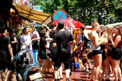 Nhảy múa té nước mừng năm mới. (Ảnh: Hoàng Chương/Vietnam+)