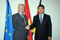 Quốc vụ khanh Bộ Giao thông, Xây dựng và Phát triển đô thị Đức Klaus-Dieter Scheurle và Bộ trưởng Đinh La Thăng tại buổi làm việc. (Ảnh: Văn Long-Thanh Hải/Vietnam+)