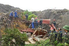 Lực lượng quân đội, công an, công nhân mỏ than khẩn trương đào bới tìm kiếm người bị nạn. (Ảnh: Thảo Nguyên/TTXVN)