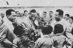 Tổng Bí thư Nông Đức Mạnh và Tổng Bí thư Đảng Lao động Triều Tiên Kim Jong-il. Ảnh: Đinh Xuân Tuân – TTXVN