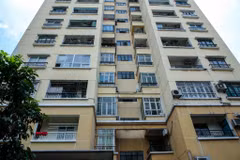 Từ khoảng 4 ngày nay, do lo sợ nguy cơ ô nhiễm, người dân đã bắt đầu ồ ạt di chuyển đi khiến chung cư 54 Hạ Đình trở nên vắng vẻ. (Ảnh: Minh Sơn/Vietnam+) 