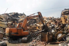 Dọn dẹp hiện trường vụ cháy Rạng Đông. (Ảnh: PV/Vietnam+)