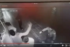 Mặc dù được người đi đường ngăn cản, 2 thanh niên vẫn tiếp tục lao vào đánh đập cô gái trẻ (Ảnh cắt từ Clip)