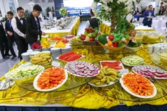 Trong suốt 5 ngày hoạt động từ 25/2 - 1/3 tại Trung tâm Báo chí Quốc tế, khu nhà ăn sẽ mở cửa liên tục để phục vụ các phóng viên, nhà báo trong và ngoài nước. (Ảnh: Minh Sơn/Vietnam+) 