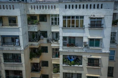 Dãy nhà chung cư A1 54 Hạ Đình chỉ còn lác đác vài hộ bám trụ lại. (Ảnh: Minh Sơn/Vietnam+) 