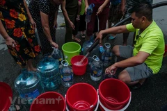 Hệ quả nhãn tiền của sự cố dầu thải sông Đà là hàng vạn người dân sẽ bị cắt nước không rõ thời hạn. (Ảnh: Minh Sơn/Vietnam+)
