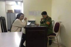 Chị V. khai báo tại trụ sở Công an phường Mỹ Đình 2 (Ảnh: V.H) 