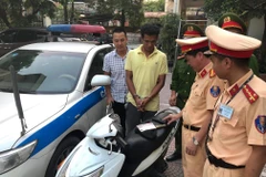 Đối tượng Dân cùng tang vật (Ảnh: CSGT cung cấp) 