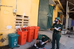 Cán bộ Viện Hóa học Môi trường quân sự (Binh chủng Hóa học) lấy 25 mẫutừ đám cháy ở Công ty Rạng Đông. 