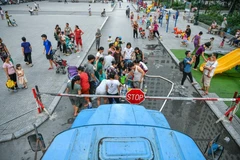 Xếp hàng lấy nước sau sự cố mang tên Viwasupco. (Ảnh: Minh Sơn/Vietnam+) 