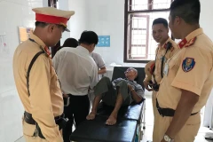 Tổ Cảnh sát giao thông đưa cụ Sáng vào Bệnh viện. (Ảnh: CSGT cung cấp) 