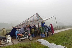 Việc người dân chặn không cho xe vào bãi rác Nam Sơn đã diễn ra trong nhiều năm. Trong ảnh, hàng chục người bất chấp trời mưa vẫn lập lều, lán canh xe (Ảnh chụp tháng 1/2019. Nguồn: Vietnam+) 