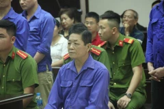 Bị can Nguyễn Kim Hưng tại phiên tòa xét xử vụ bảo kê chợ Long Biên. (Ảnh: PV/Vietnam+)