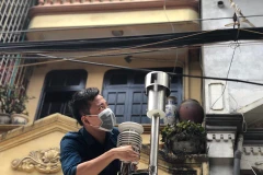 Đo đạc mẫu không khí tại Rạng Đông. (Ảnh: Sơn Bách/Vietnam+) 