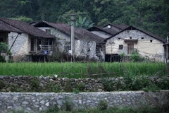 Những ngôi nhà sàn đá ở Khuổi Ky. (Ảnh: PV/Vietnam+)