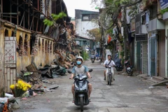 Qua quá trình tư vấn, khám sức khỏe cho giáo viên, học sinh, người dân chưa phát hiện các biểu hiện cấp tính bất thường. (Ảnh: Minh Sơn/Vietnam+) 