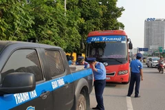 Thanh tra giao thông xử lý chiếc xe vi phạm (Ảnh: CTV Huế Văn) 