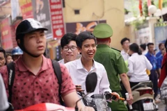 Các thí sinh khá hồ hởi sau khi hoàn thành buổi thi Ngữ văn sáng 25/6 (Ảnh: Hoàng Hiếu/Vietnam+) 