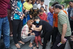 Người nhà nạn nhân trong vụ cháy kinh hoàng. (Ảnh: CTV/Vietnam+)