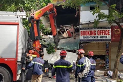 Vào khoảng 5 giờ sáng nay, 2/7, ngôi nhà số 56 phố Hàng Bông bất ngờ bị sập phần ban công và một phần cửa tầng 1. (Ảnh: Sơn Bách/Vietnam+) 