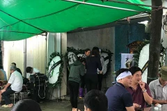 Những người tới chia buồn với V.A mang theo những vòng hoa tang trắng tinh khôi đầy ám ảnh (Ảnh: PV/Vietnam+) 