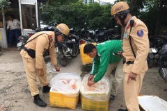 Cảnh sát giao thông kiểm tra các thùng nội tạng. (Ảnh: Đội CSGT số 6) 