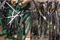 Số vũ khí thô sơ được phát hiện và thu giữ. (Ảnh: Công an thành phố Hà Nội). 