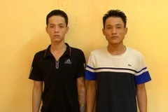 Hai đối tượng Trần Văn Giỏi (bên trái) và Trần Đức Lương tại cơ quan công an (Ảnh: PV/Vietnam+) 