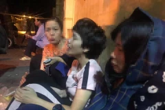 Người nhà của nạn nhân S. đau đớn khi nhận được tin. (Ảnh: PV/Vietnam+) 