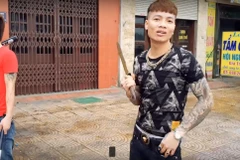 Khá Bảnh xuất hiện trong một clip trên Youtube với dao, kiếm (Ảnh: Chụp màn hình) 