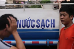 Hà Nội đã có gần 2 tuần đau đầu vì nước sạch. (Ảnh: Minh Sơn/Vietnam+) 
