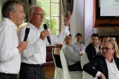 Chủ tịch Liên đoàn bóng đá Đức, Niersbach và "hoàng đế" Beckenbauer phát biểu trong lễ kỷ niệm 25 năm chức vô địch World Cup 1990 