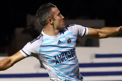 Van Persie ăn mừng sau khi ghi bàn mở điểm cho Fenerbahce. (Nguồn: dailyreadlist)