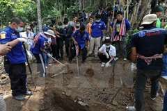 Cảnh sát Malaysia khai quật hố chôn người gần biên giới Thái Lan